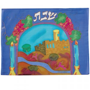 Couvre Hala en Soie Yair Emanuel - Scène et Symboles de Shabbat en Bleu Couvres et Planches à Hallah
