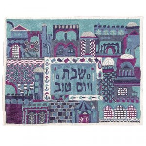 Couvre Hala Brodé à la Main par Yair Emanuel - Motif Vues de Jérusalem en Bleu Shabbat
