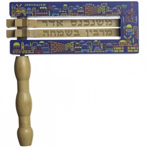 Wooden Grogger (Noisemaker) for Purim with Colorful Jerusalem Illustration (Small) Articles pour Enfants